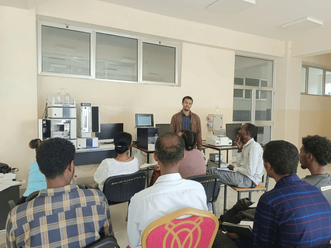 Ethiolab engineer presenting HPLC application training to university staff