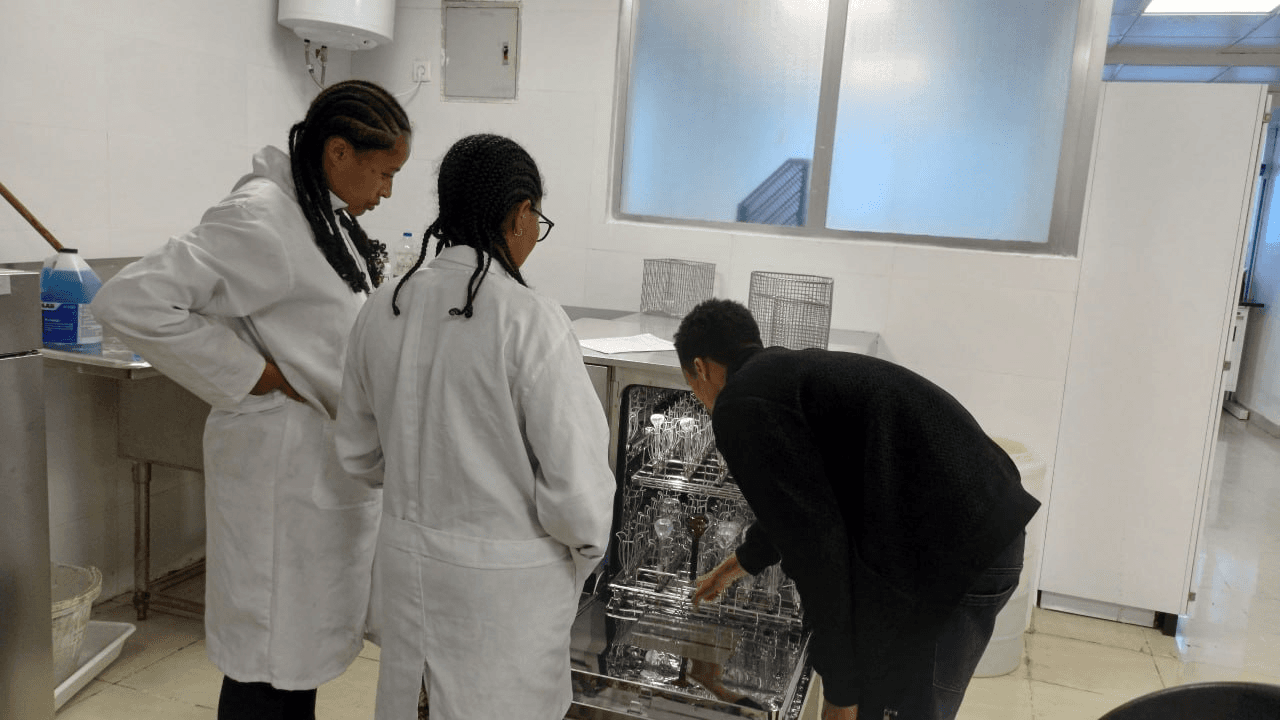 EFDA laboratory staff learning to load the glassware washer